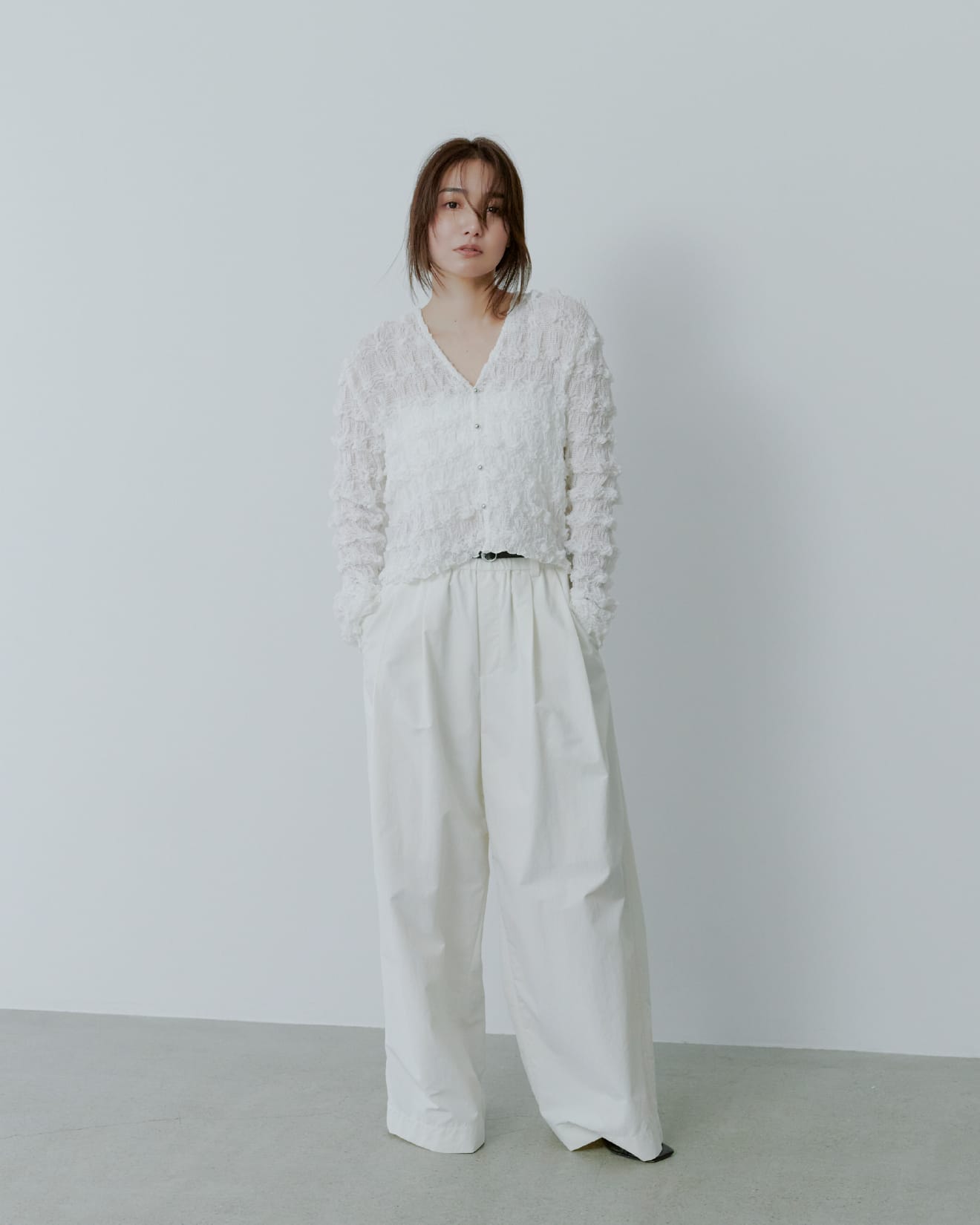 Tops Pants Shoesを着用したモデル