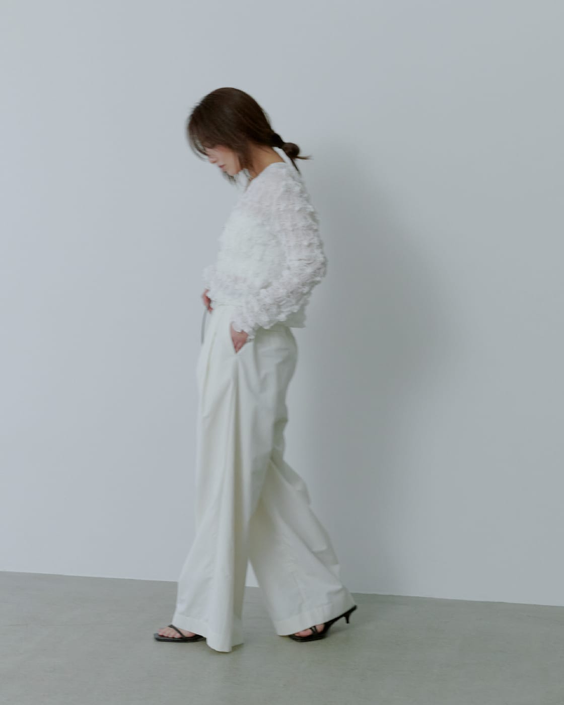 Tops Pants Shoesを着用したモデル