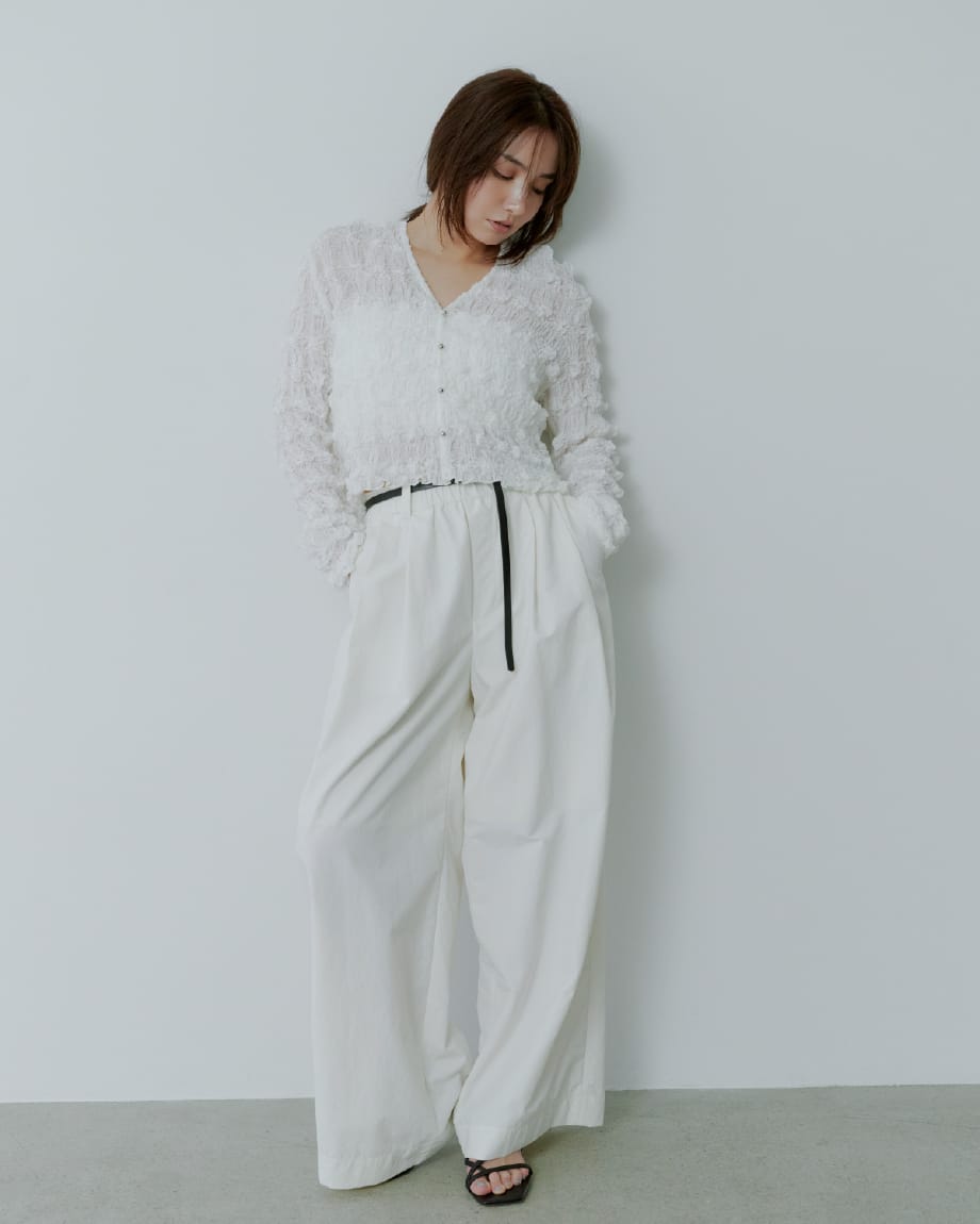 Tops Pants Shoesを着用したモデル