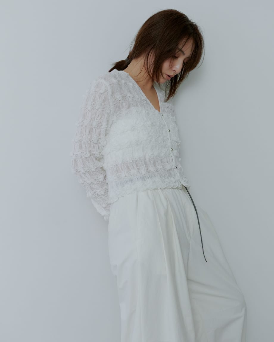 Tops Pants Shoesを着用したモデル