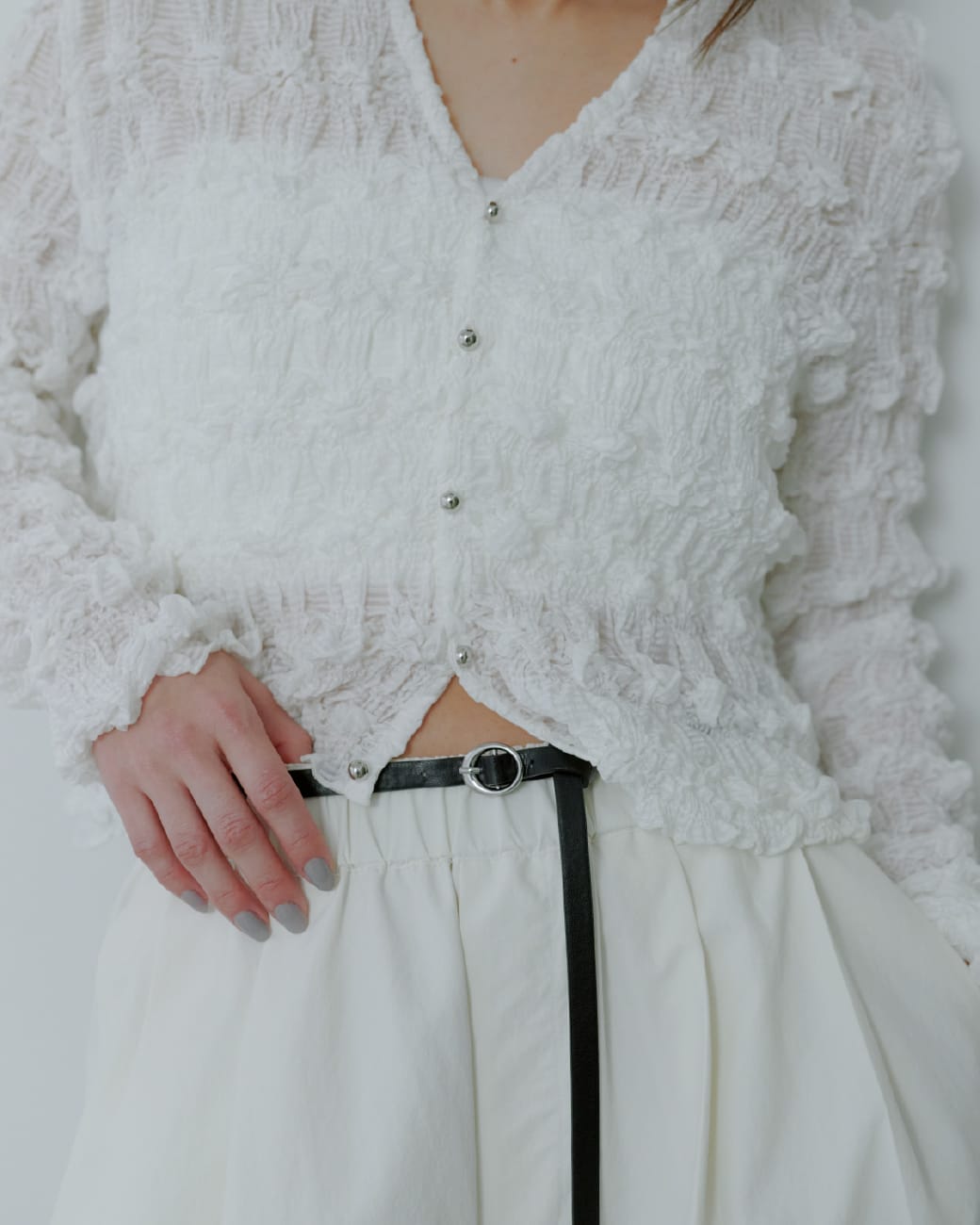 Tops Pants Shoesを着用したモデル