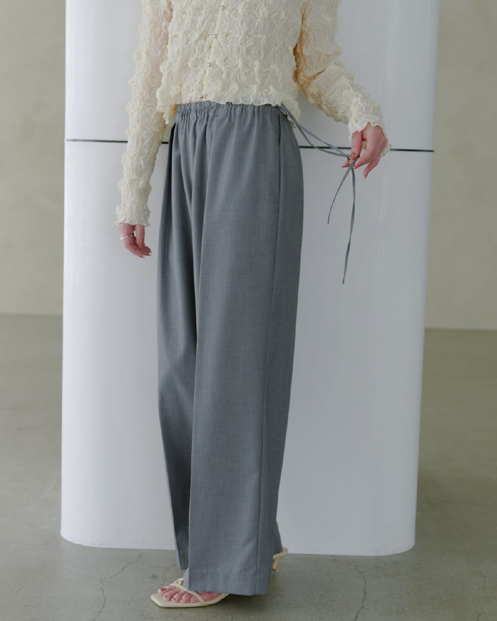 Tops Pants Shoesを着用したモデル