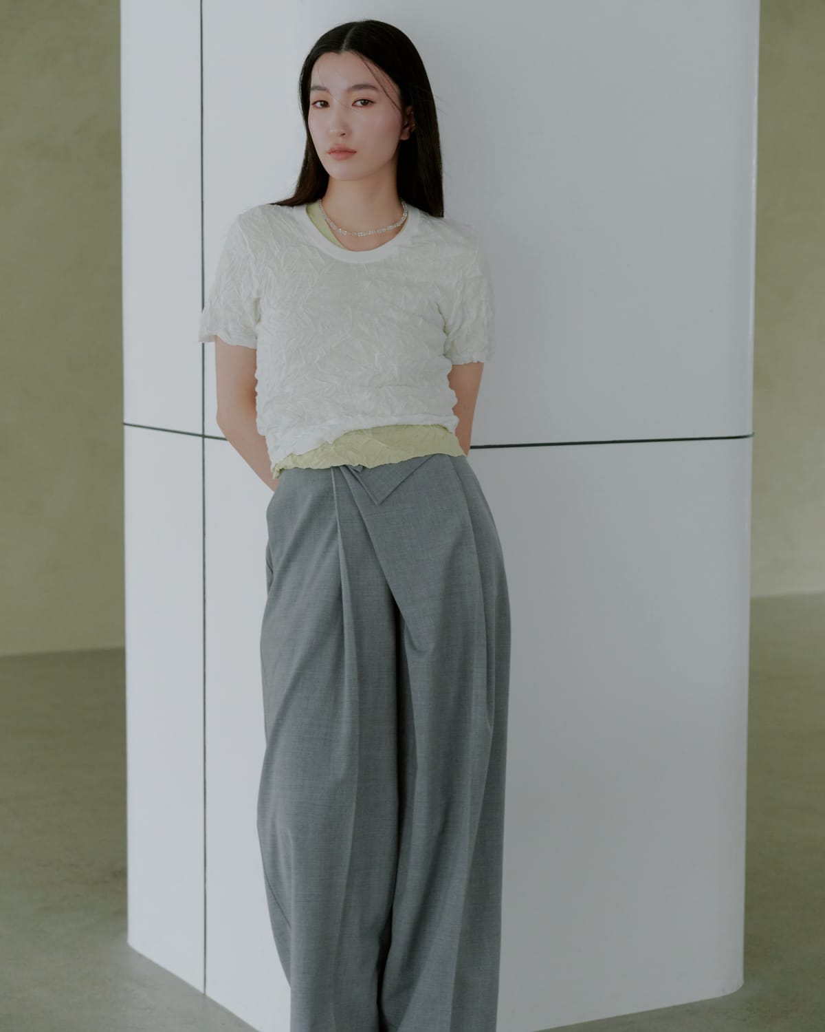 Knit tops Pants Shoes Accessoryを着用したモデル