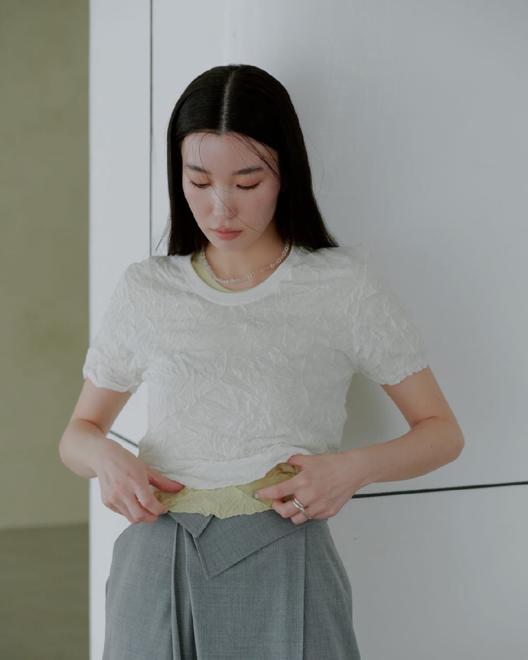 Knit tops Pants Shoes Accessoryを着用したモデル