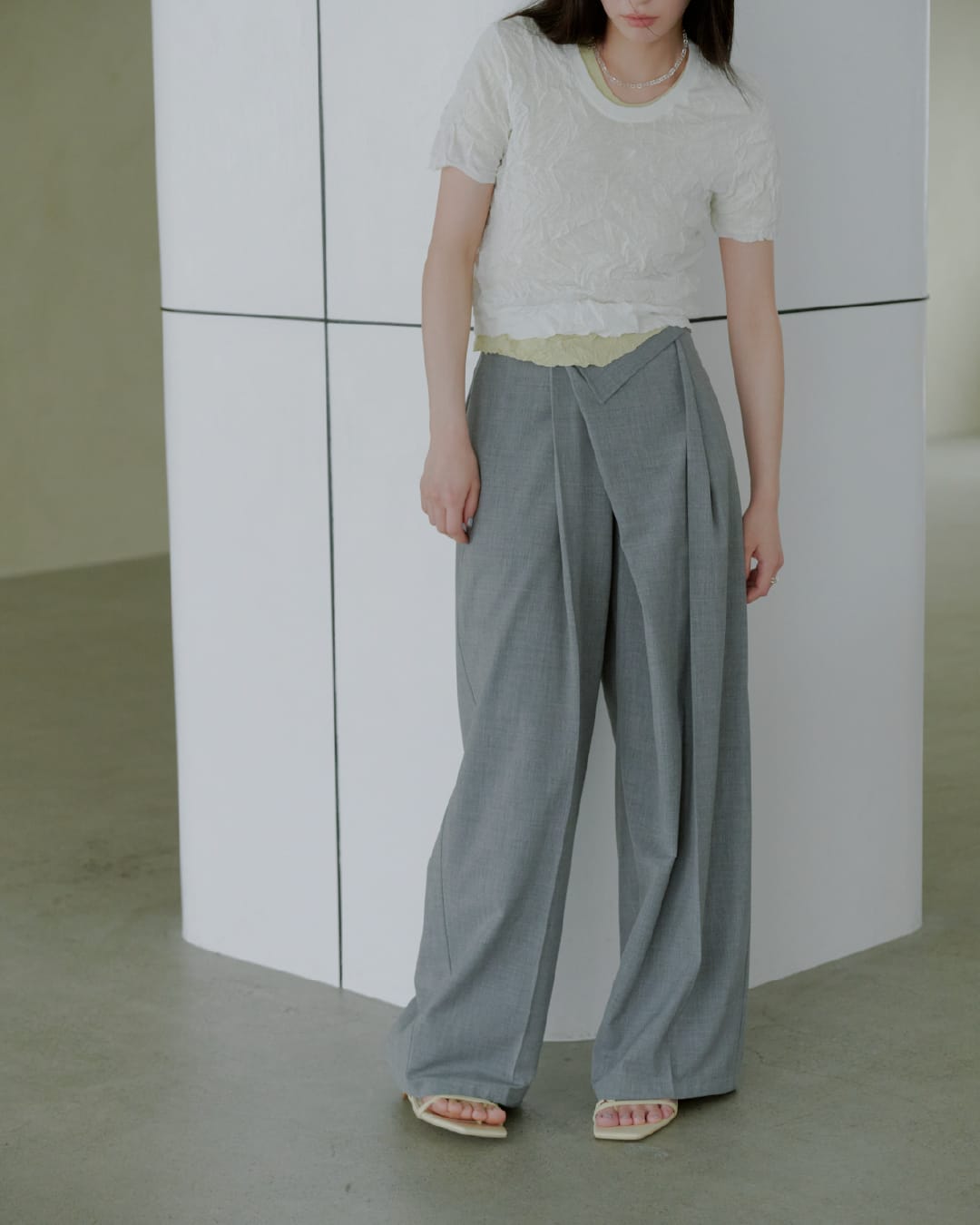 Knit tops Pants Shoes Accessoryを着用したモデル