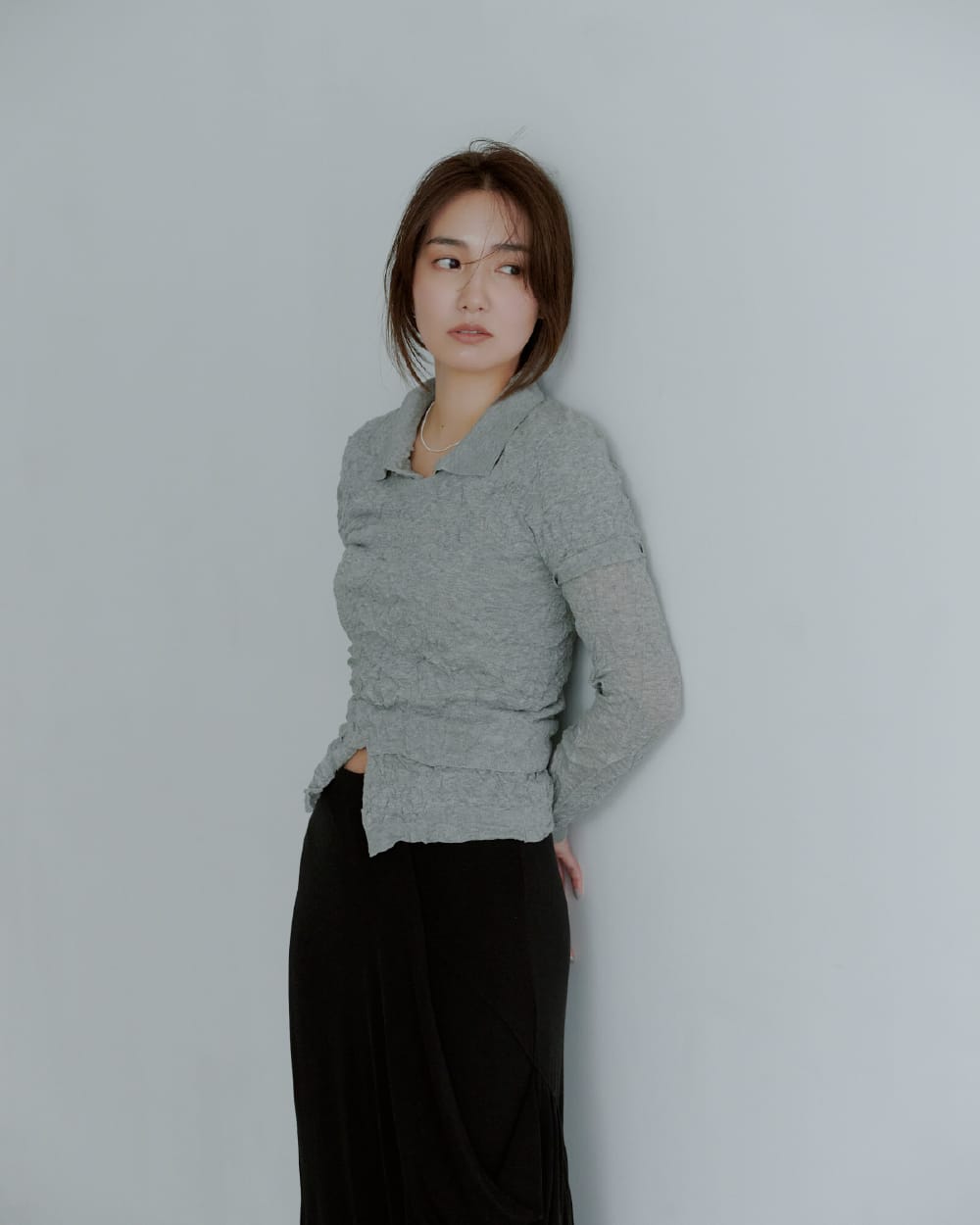 Knit tops Skirt Shoesを着用したモデル