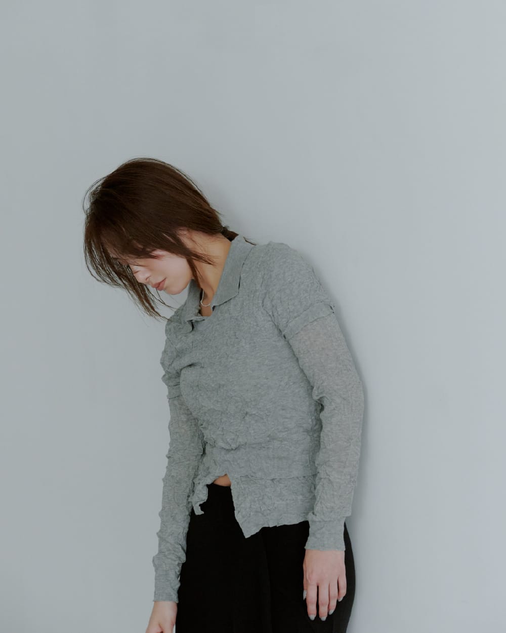 Knit tops Skirt Shoesを着用したモデル