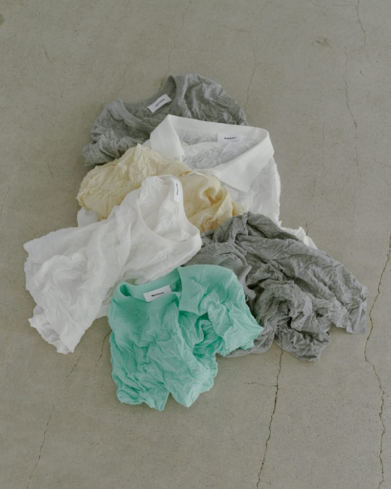 Tops Pants Shoes Scarfを着用したモデル