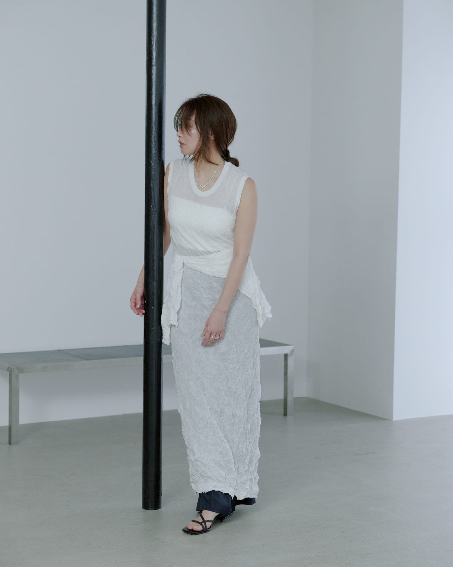 Tops Pants Shoesを着用したモデル