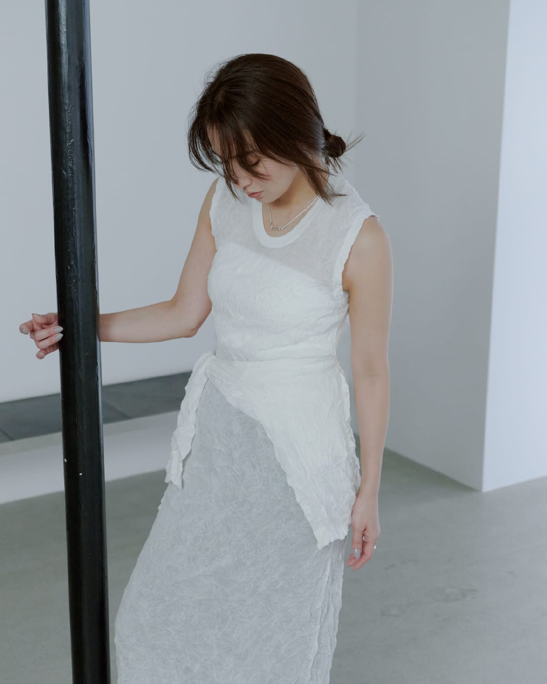 Tops Pants Shoesを着用したモデル