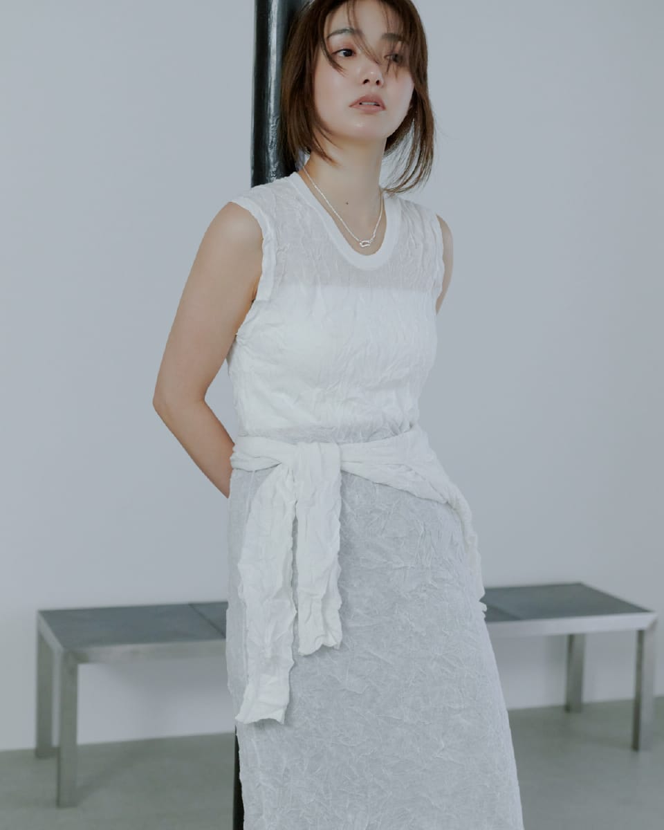 Tops Pants Shoesを着用したモデル