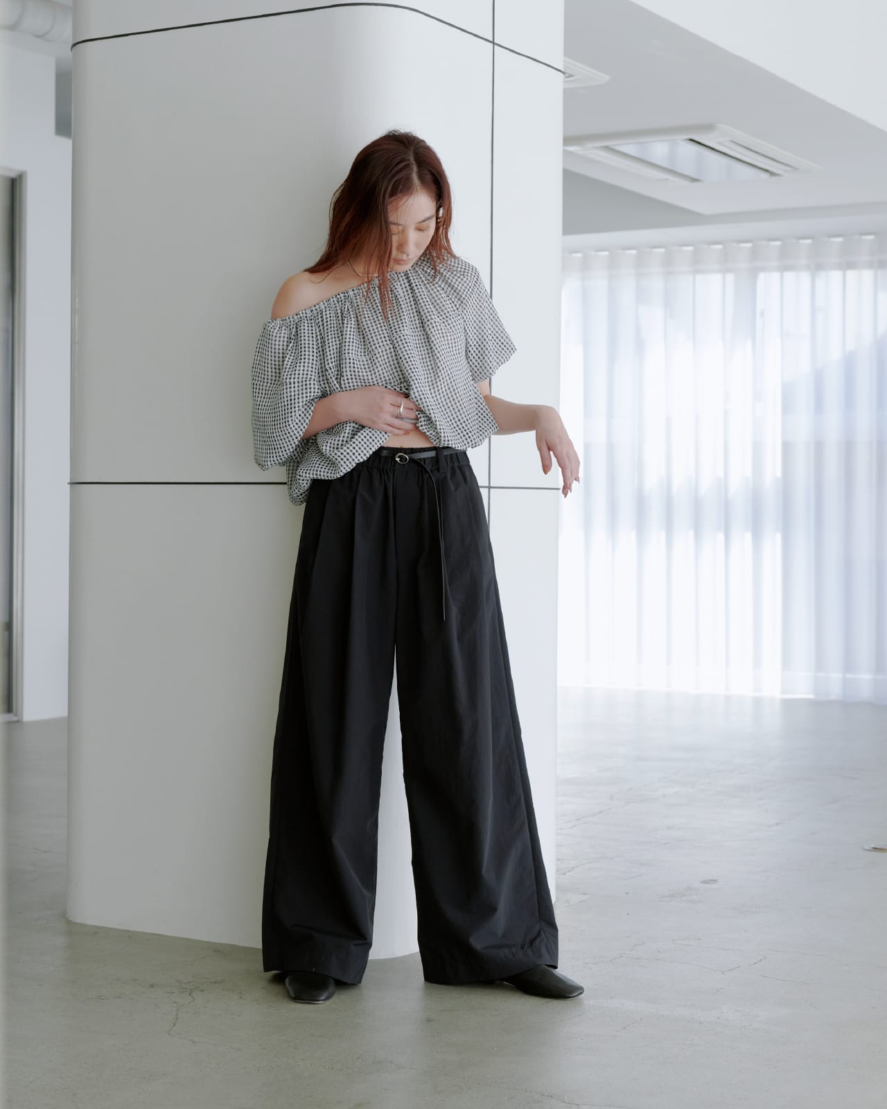 Tops Pants Accessoryを着用したモデル