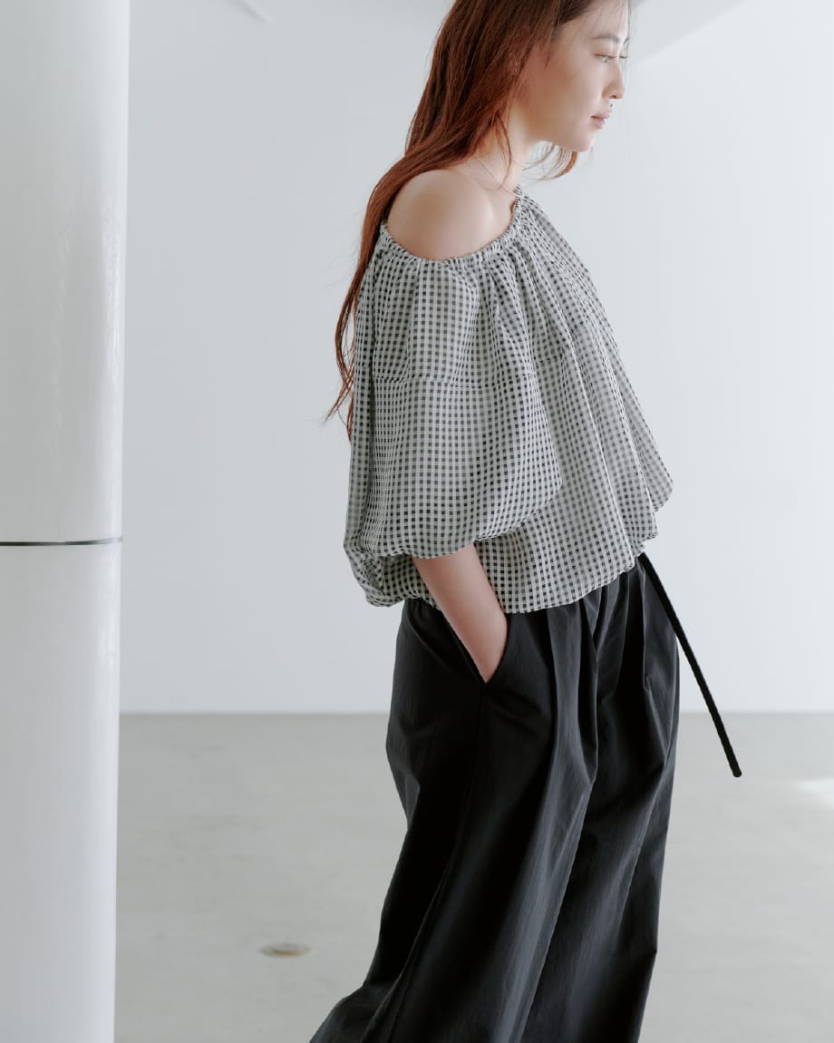 Tops Pants Accessoryを着用したモデル