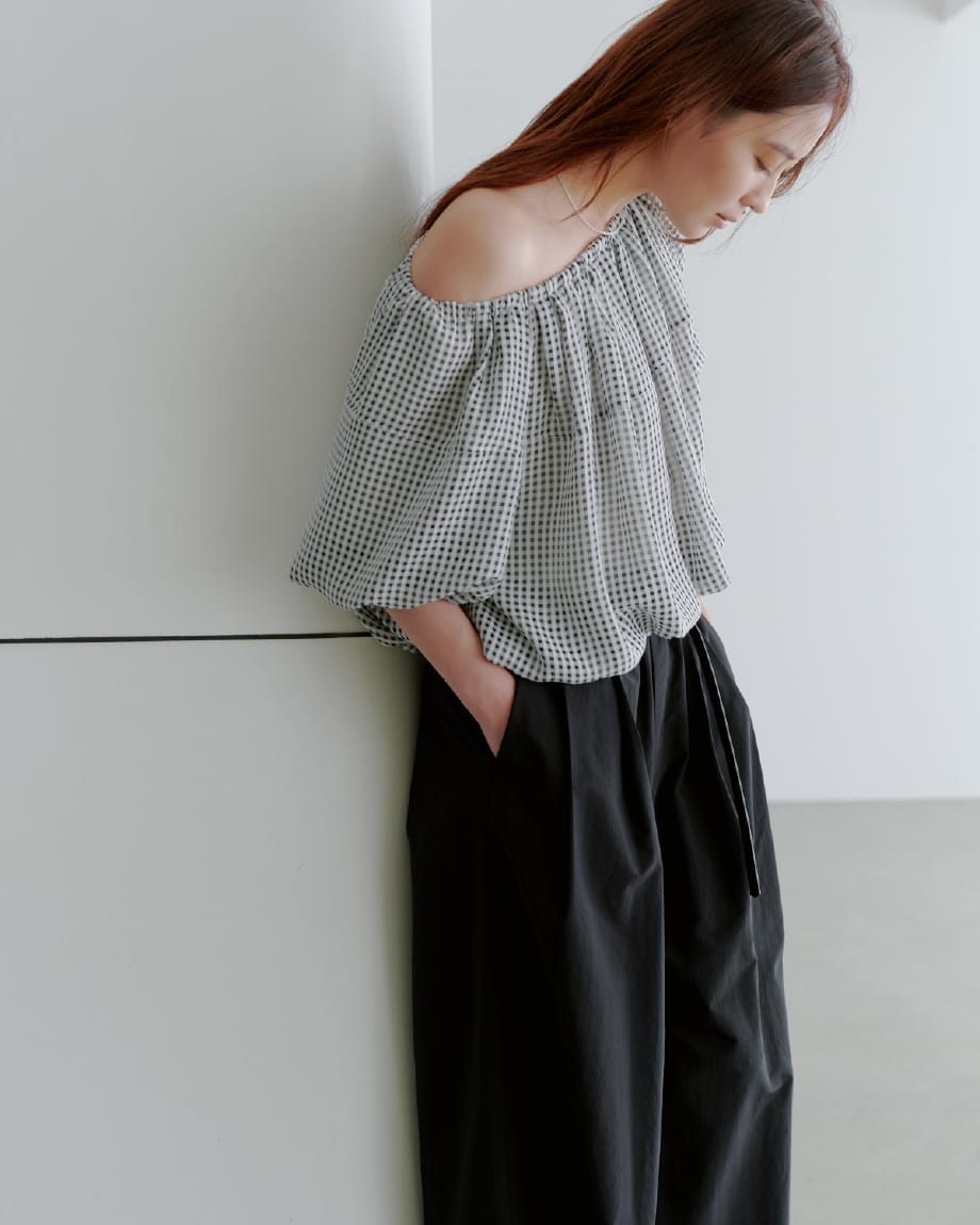 Tops Pants Accessoryを着用したモデル