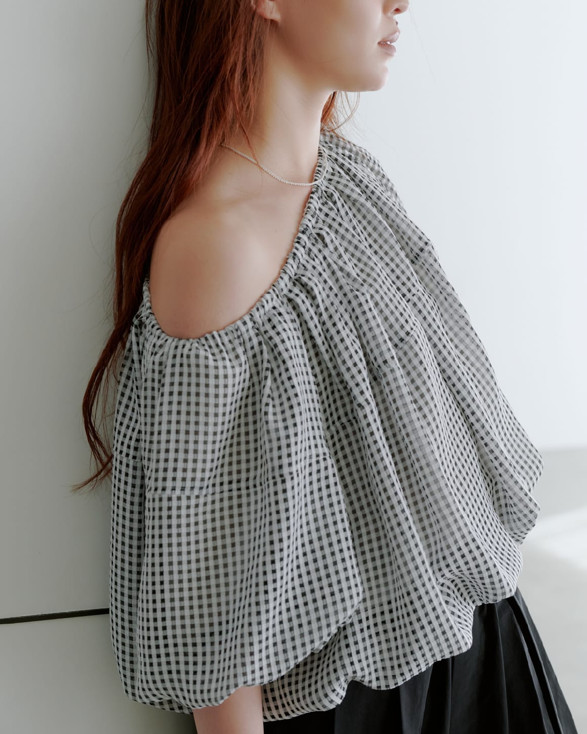 Tops Pants Accessoryを着用したモデル