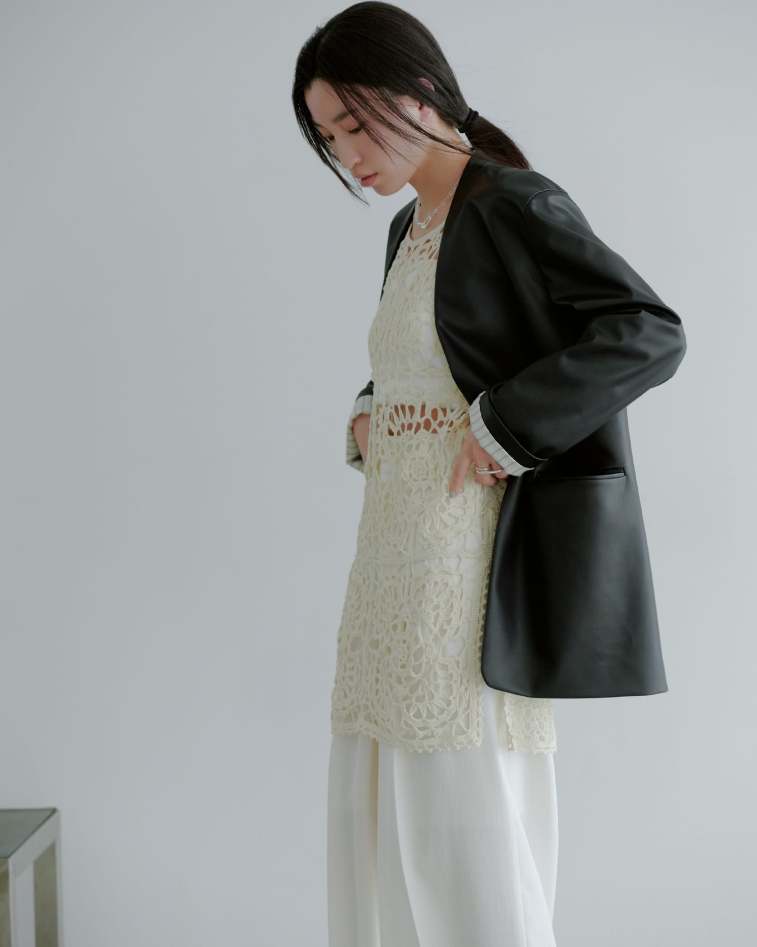 Outer Tops Pants Accessoryを着用したモデル