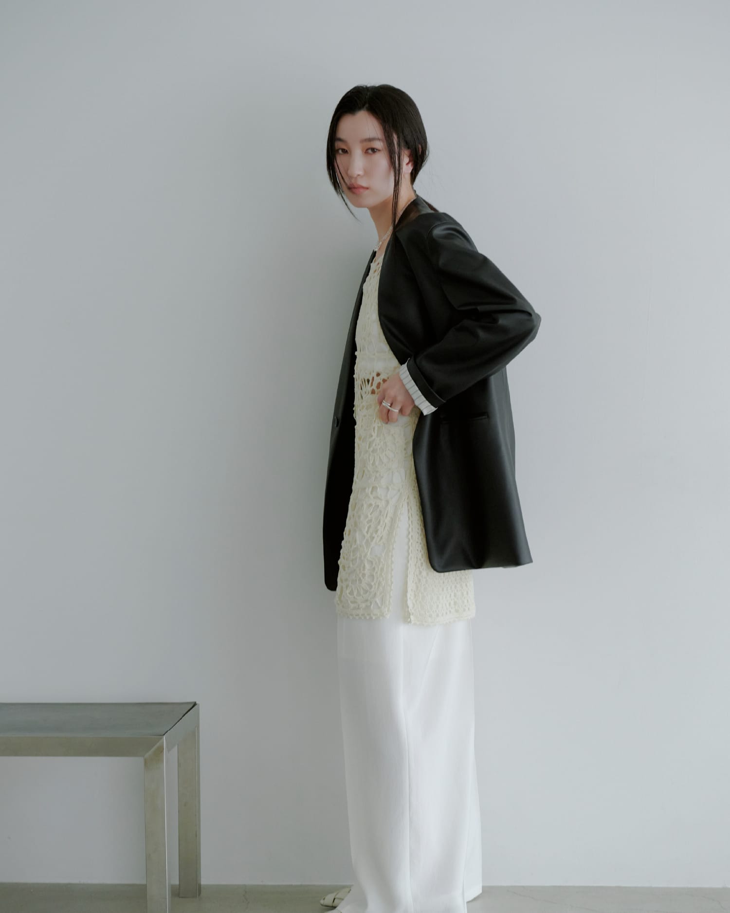 Outer Tops Pants Accessoryを着用したモデル