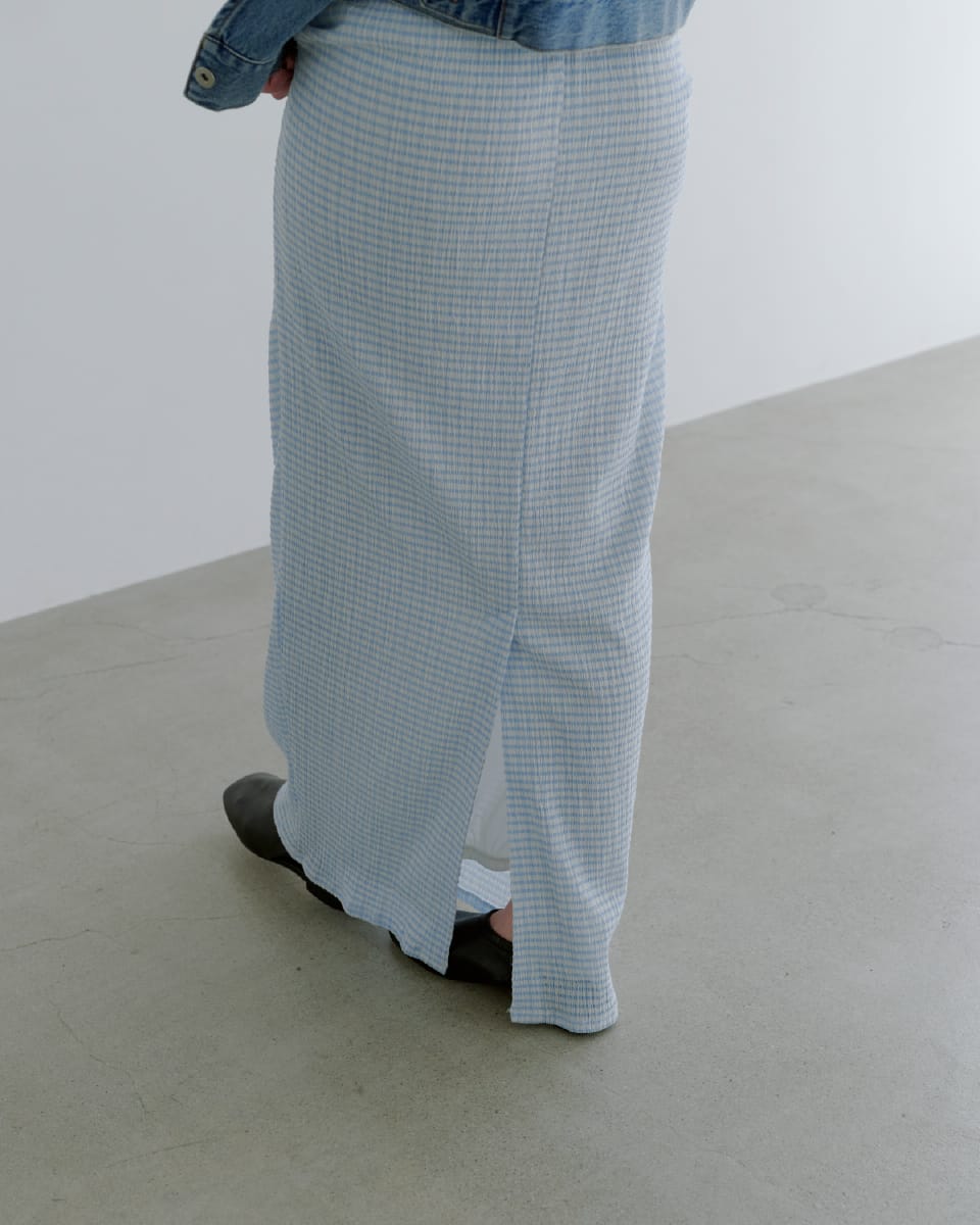 Outer Skirtを着用したモデル