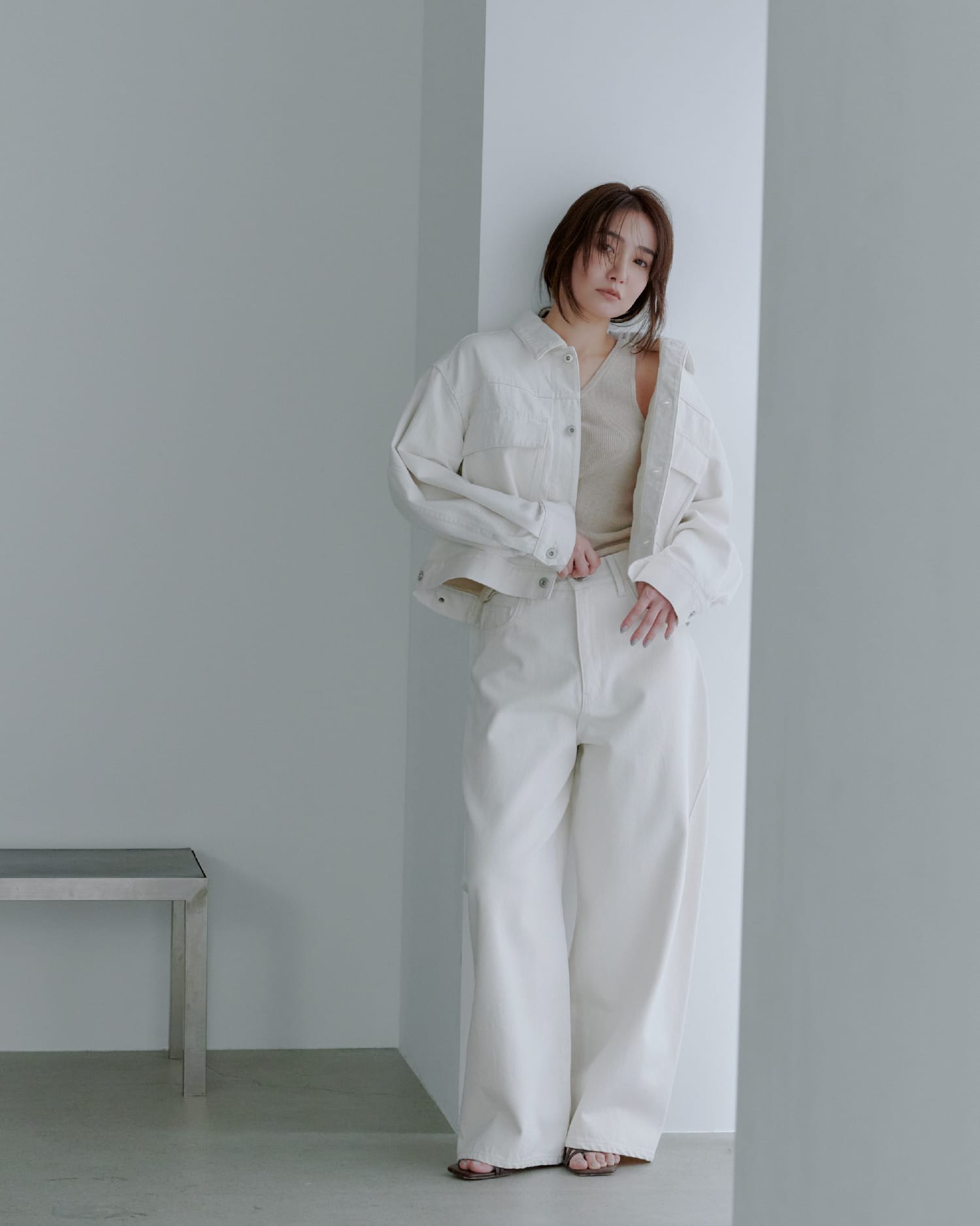 Outer Tops Pants Accessoryを着用したモデル