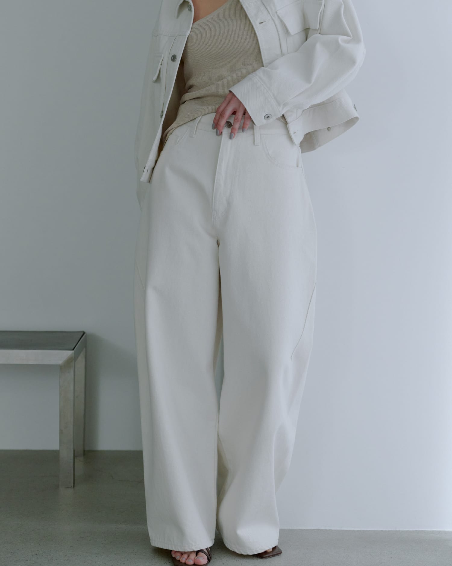 Outer Tops Pants Accessoryを着用したモデル