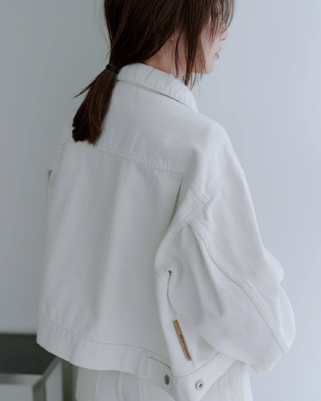 Tops Pants Accessoryを着用したモデル