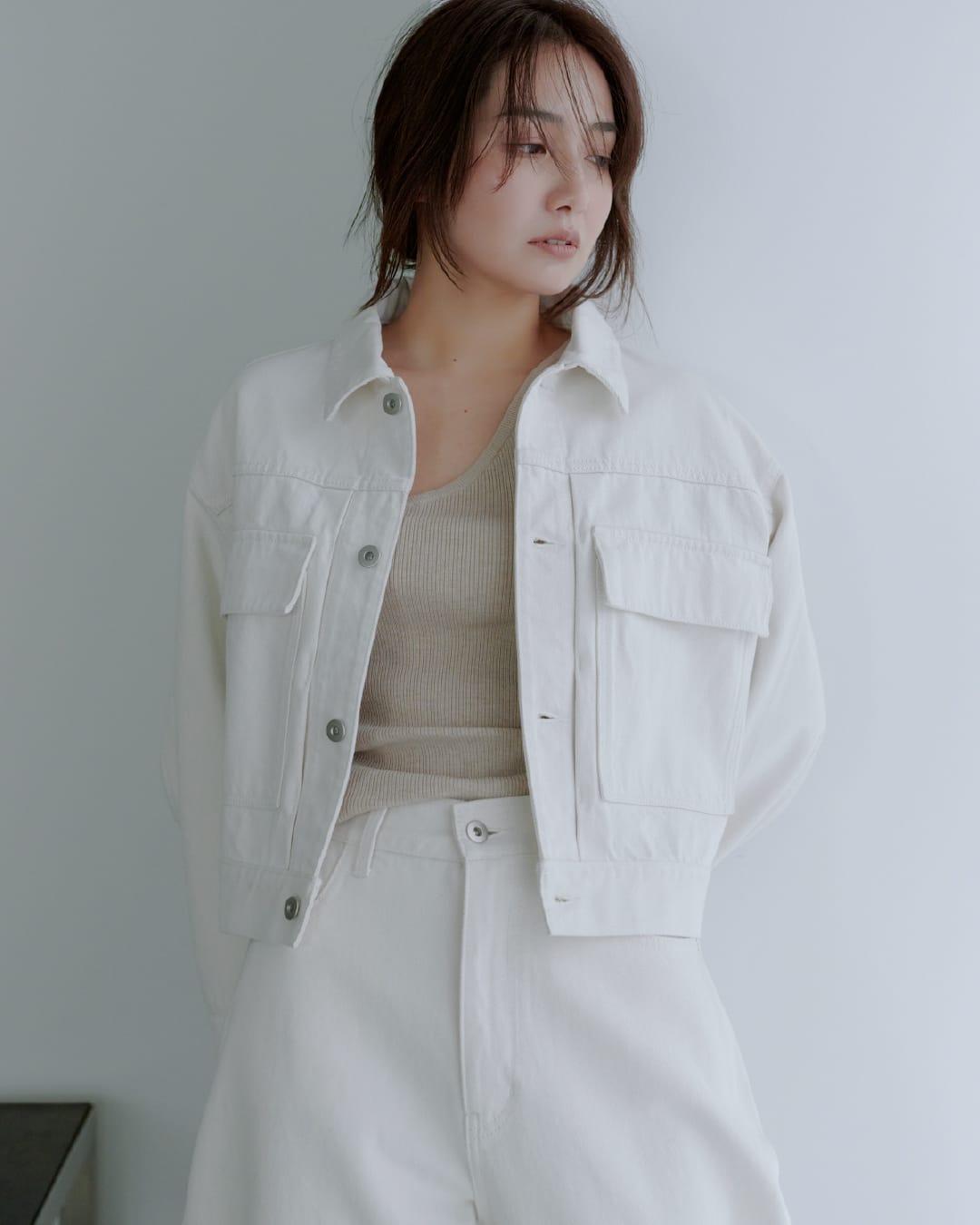 Tops Pants Accessoryを着用したモデル