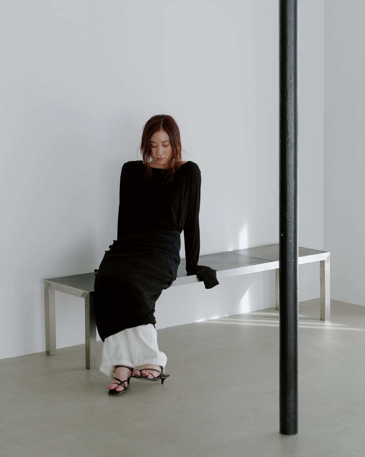 Tops Pants Accessoryを着用したモデル