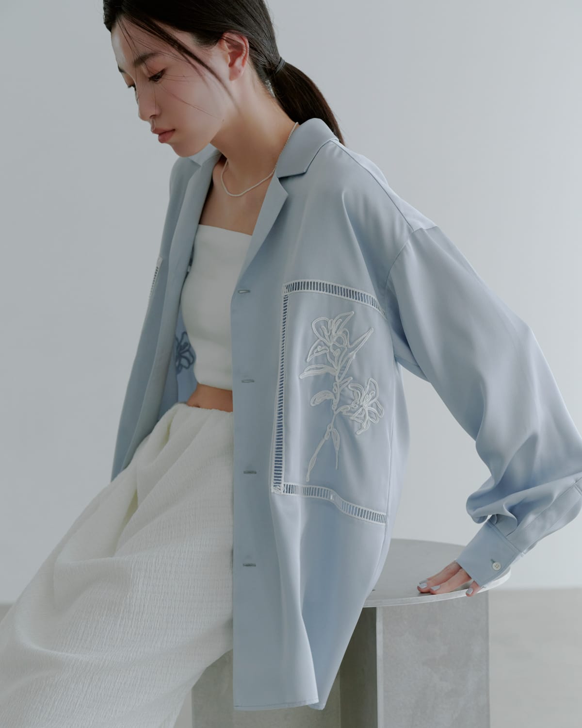 Outer Tops Pants Belt Shoesを着用したモデル