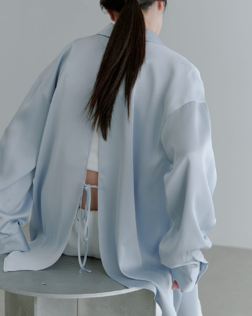 Outer Tops Pants Belt Shoesを着用したモデル