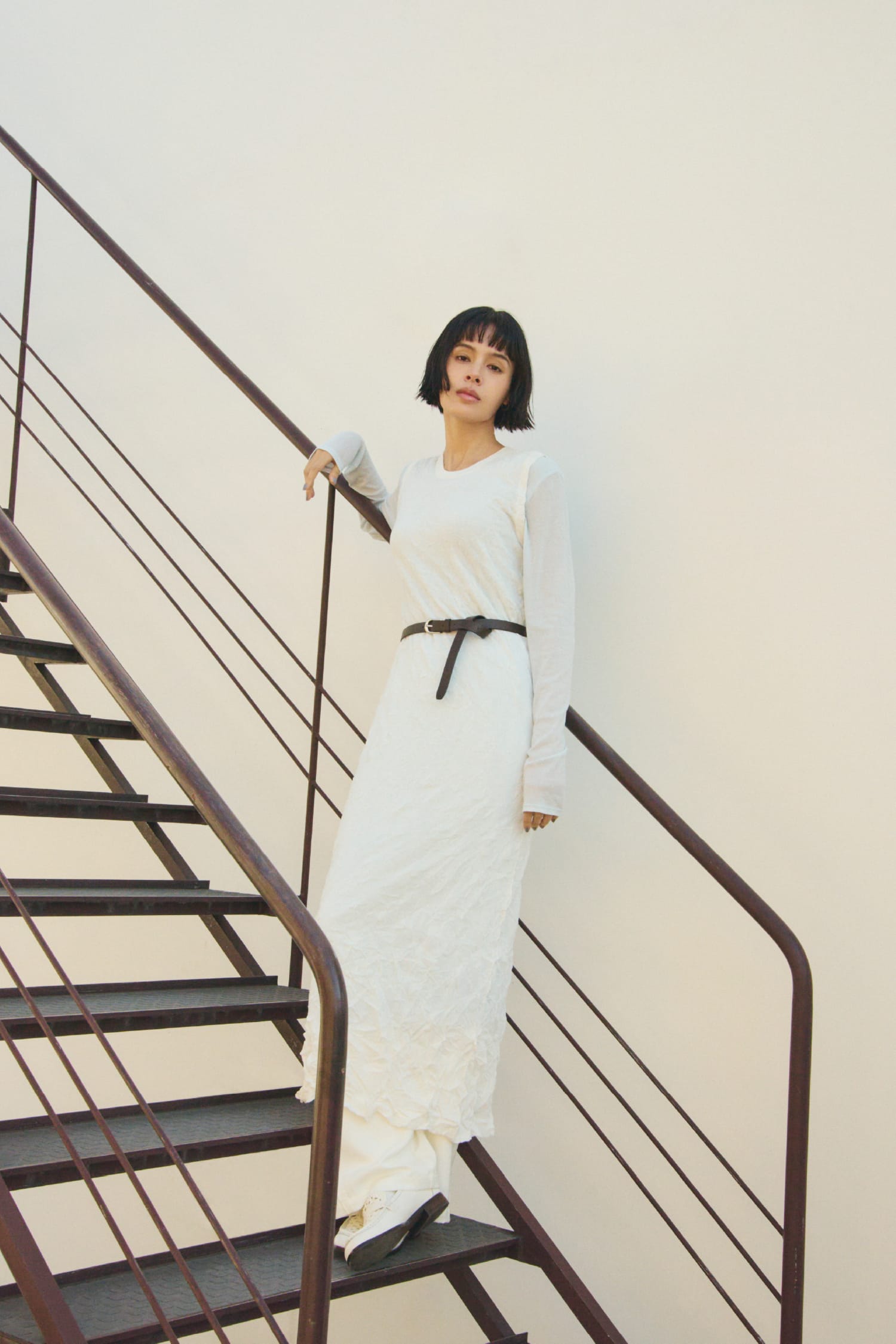 ワッシャーノースリニットワンピ&シアーツイストカットワンピース&リサイクルサテンギャザーバレルＰＴ&メッシュローファー&レザーベルトを着用した女性