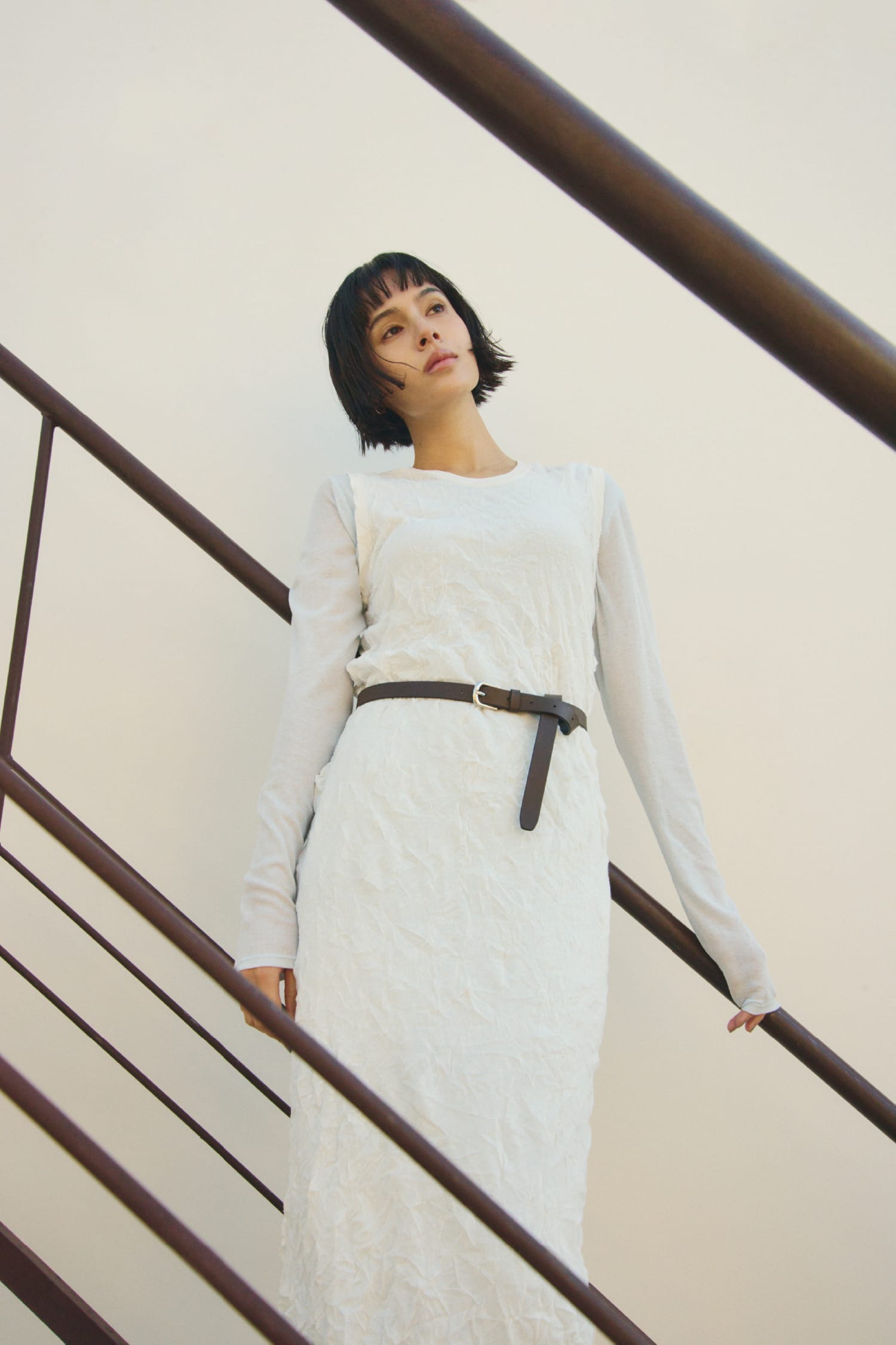 ワッシャーノースリニットワンピ&シアーツイストカットワンピース&リサイクルサテンギャザーバレルＰＴ&メッシュローファー&レザーベルトを着用した女性