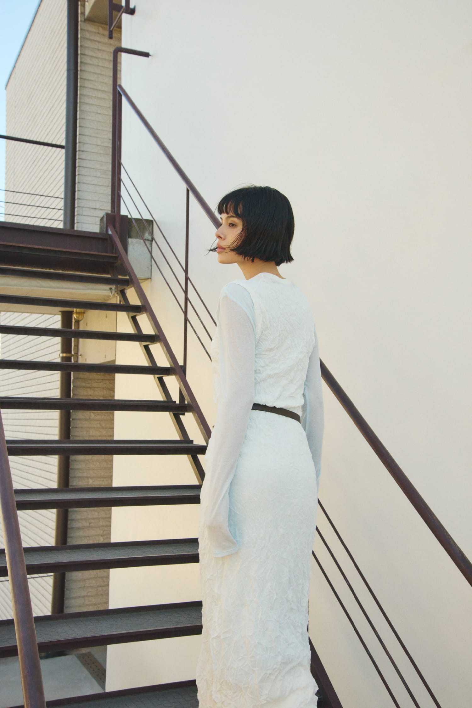 ワッシャーノースリニットワンピ&シアーツイストカットワンピース&リサイクルサテンギャザーバレルＰＴ&メッシュローファー&レザーベルトを着用した女性