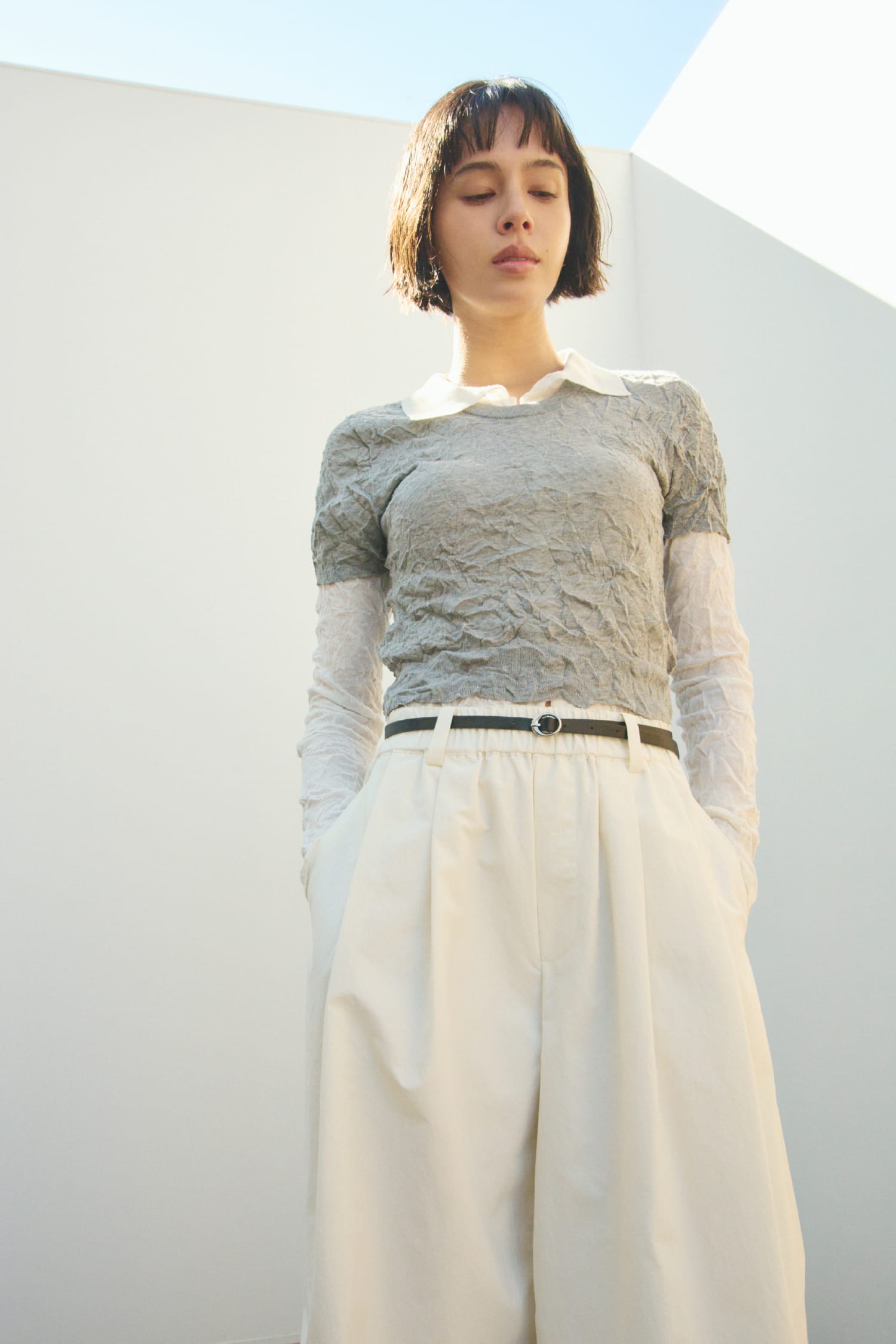 ワッシャーニットＴ&ワッシャーニットシャツ&ベルト付き撥水タックＰＴ&メッシュローファーを着用した女性