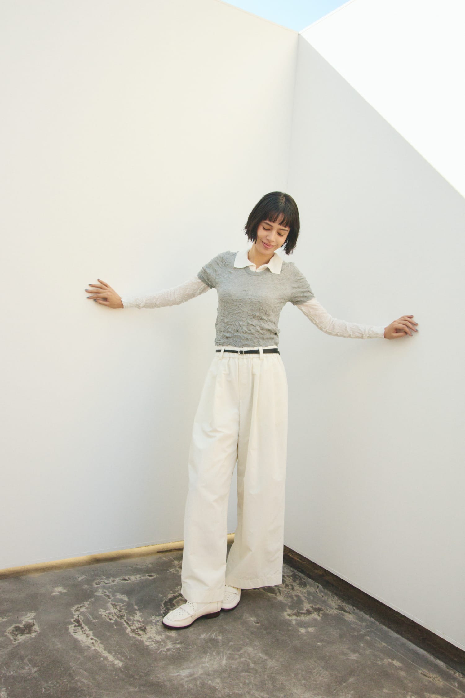 ワッシャーニットＴ&ワッシャーニットシャツ&ベルト付き撥水タックＰＴ&メッシュローファーを着用した女性