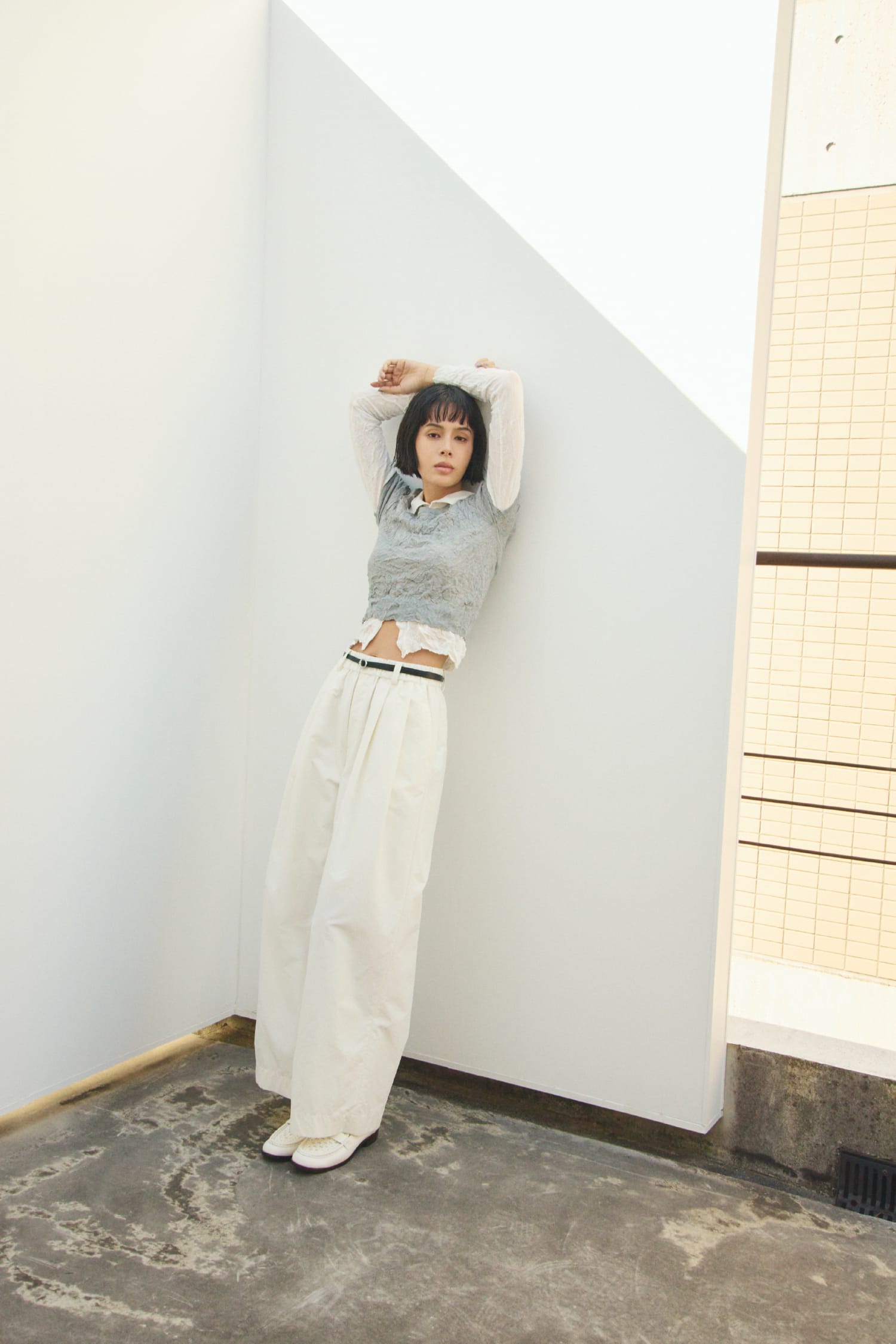 ワッシャーニットＴ&ワッシャーニットシャツ&ベルト付き撥水タックＰＴ&メッシュローファーを着用した女性