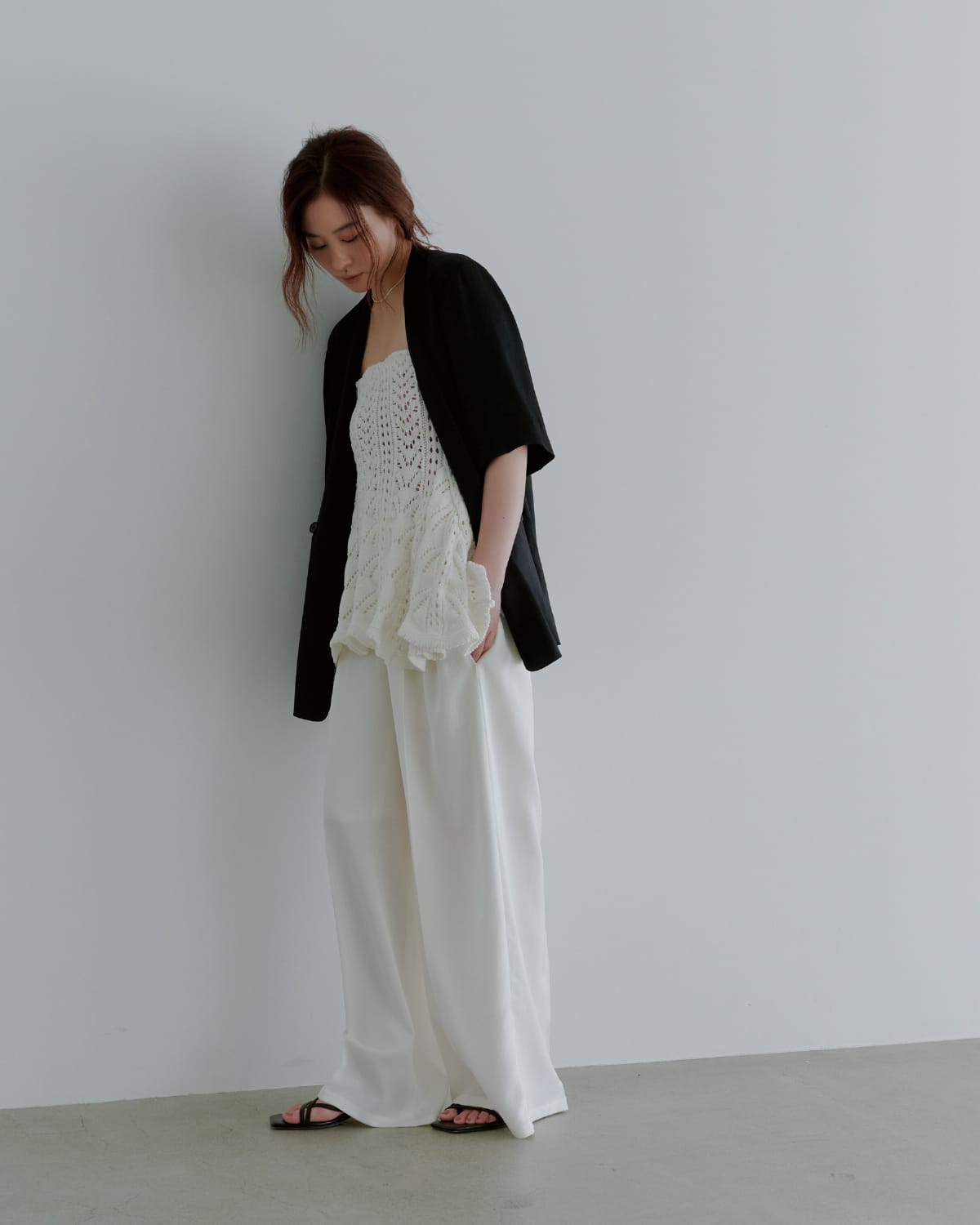 Outer Knit tops Pants Shoes Accessoryを着用したモデル