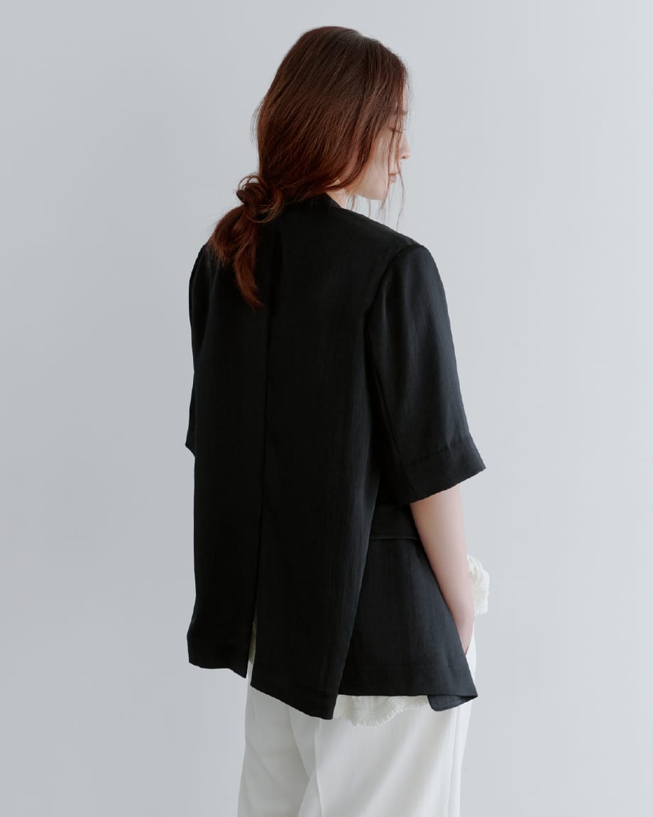 Outer Knit tops Pants Shoes Accessoryを着用したモデル