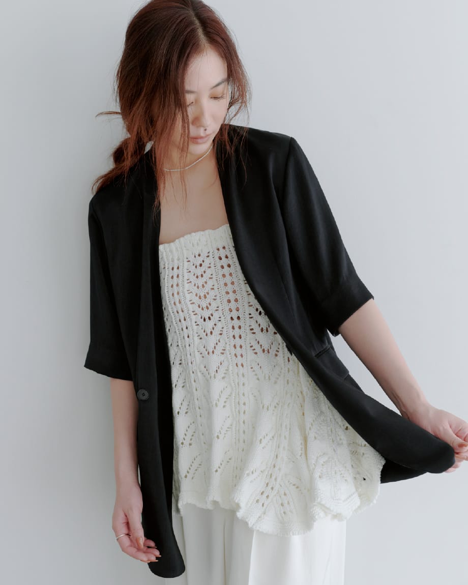 Outer Knit tops Pants Shoes Accessoryを着用したモデル