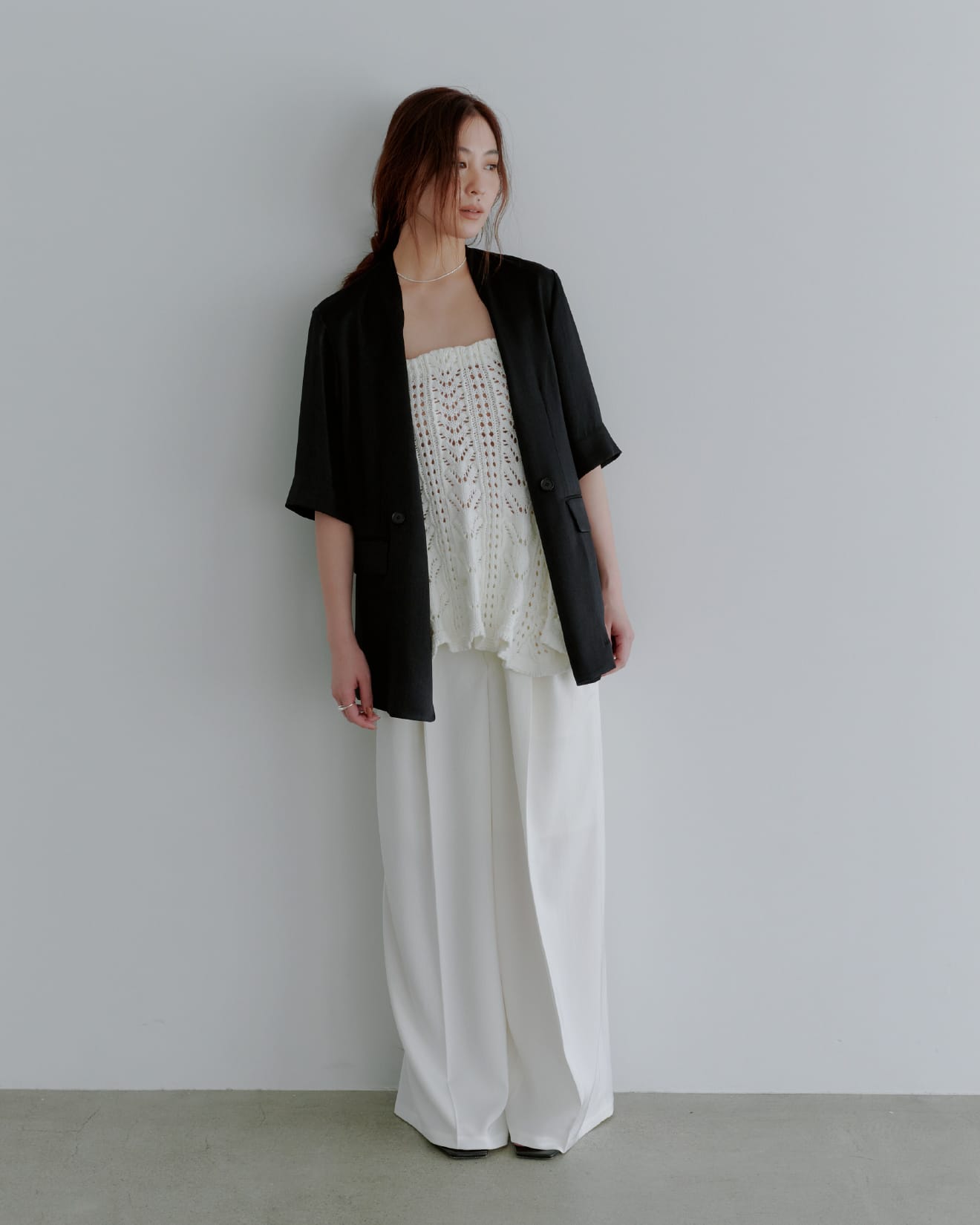 Outer Knit tops Pants Shoes Accessoryを着用したモデル