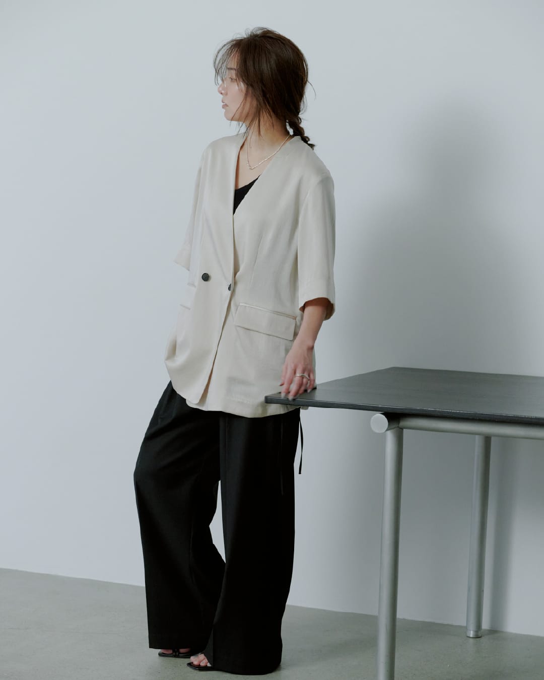 Tops Pants Shoes Bagを着用したモデル