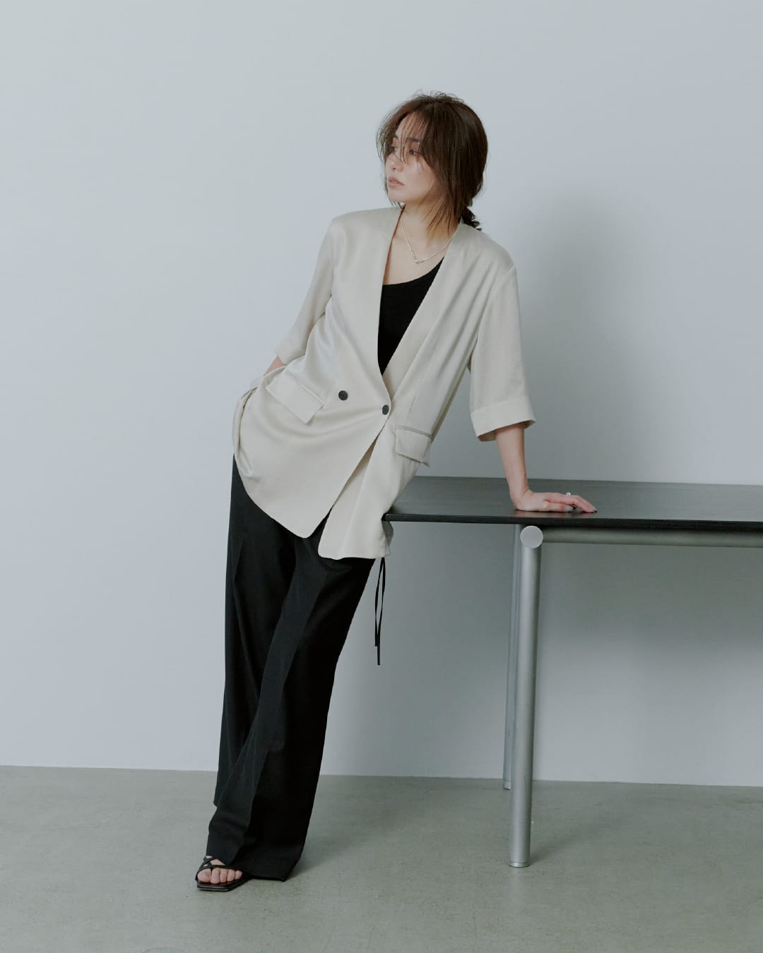 Outer Knit tops Pants Shoes Accessoryを着用したモデル