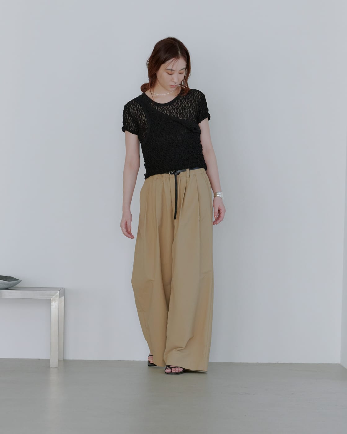 Tops Pants Shoes Accessoryを着用したモデル