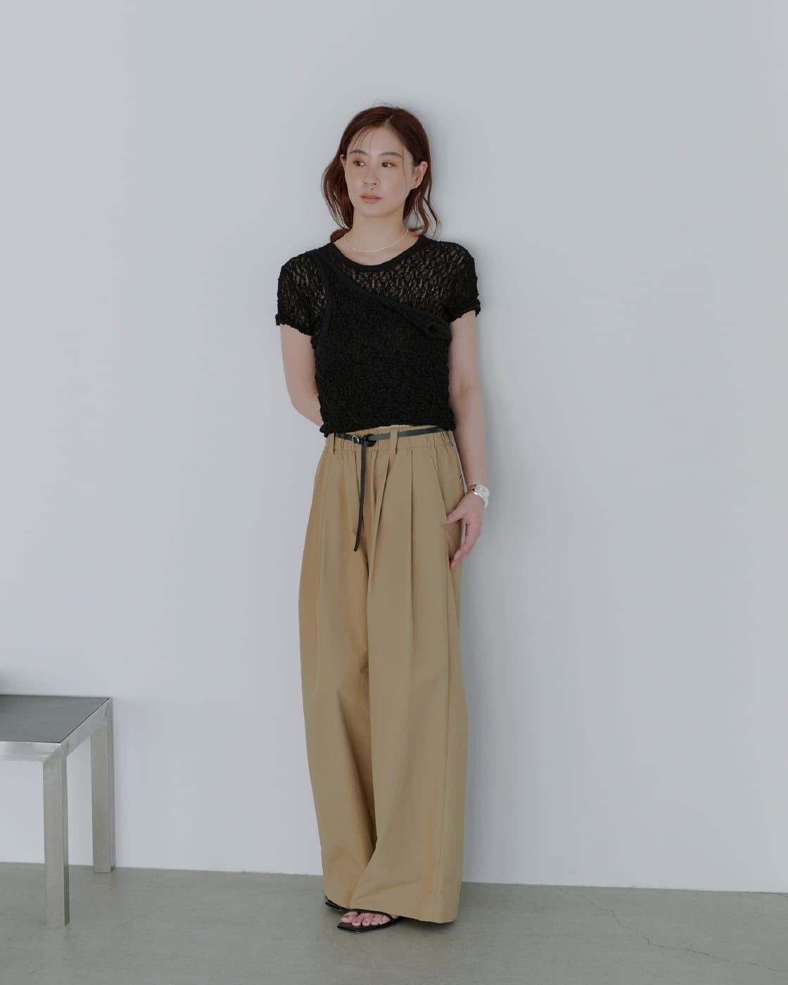 Tops Pants Shoes Accessoryを着用したモデル