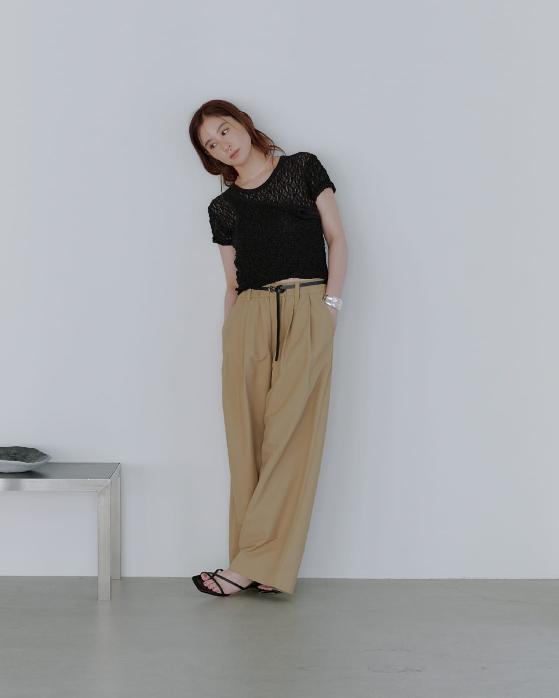 Tops Pants Shoes Accessoryを着用したモデル