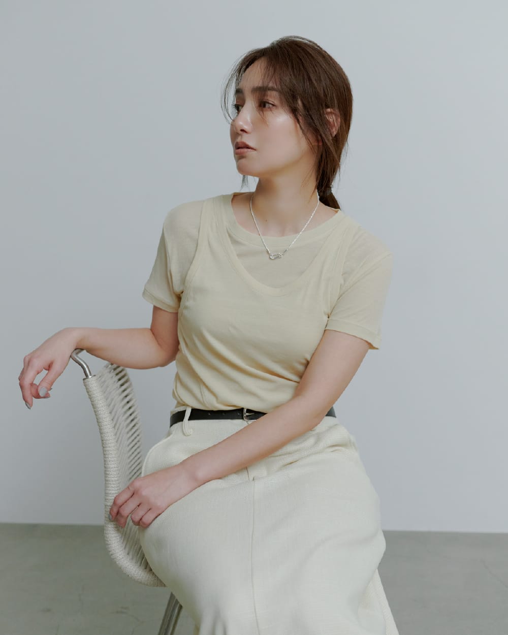 Tops Skirt Shoes Accessoryを着用したモデル