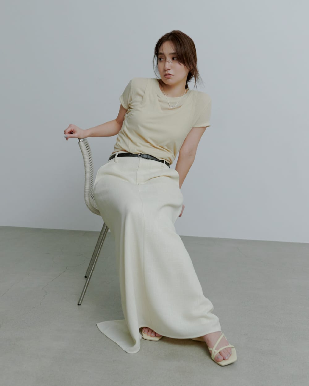 Tops Skirt Shoes Accessoryを着用したモデル