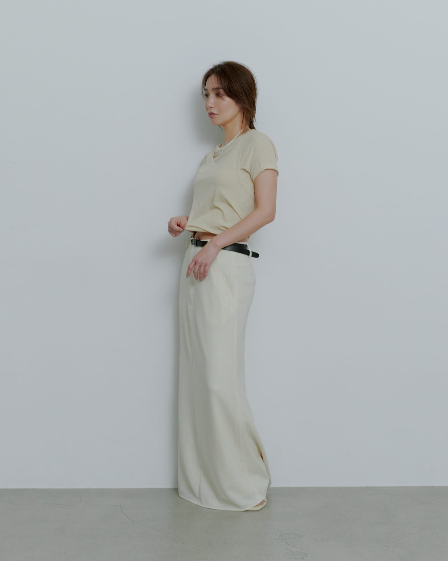 Tops Skirt Shoes Accessoryを着用したモデル