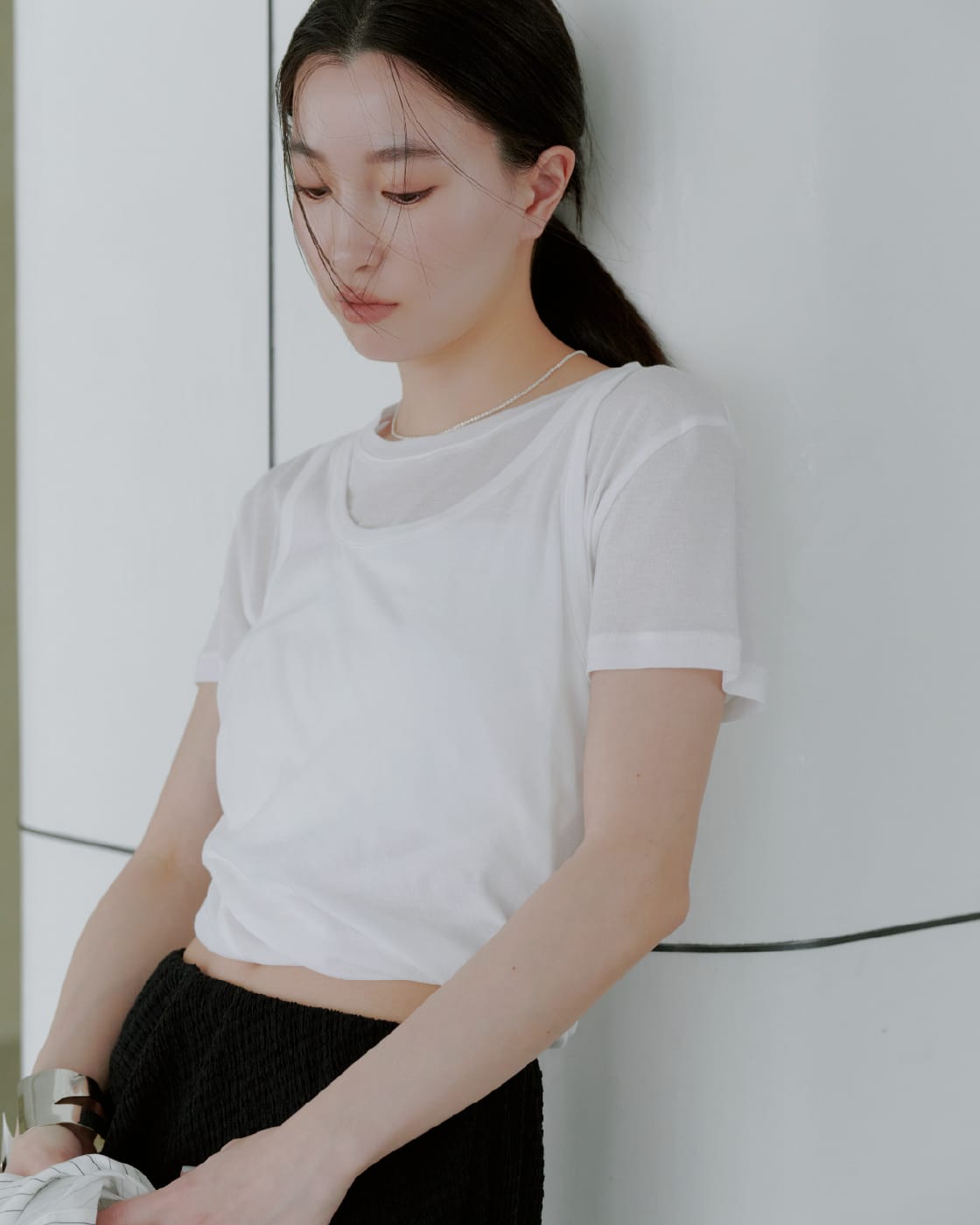 Tops Skirt Shoes Accessoryを着用したモデル