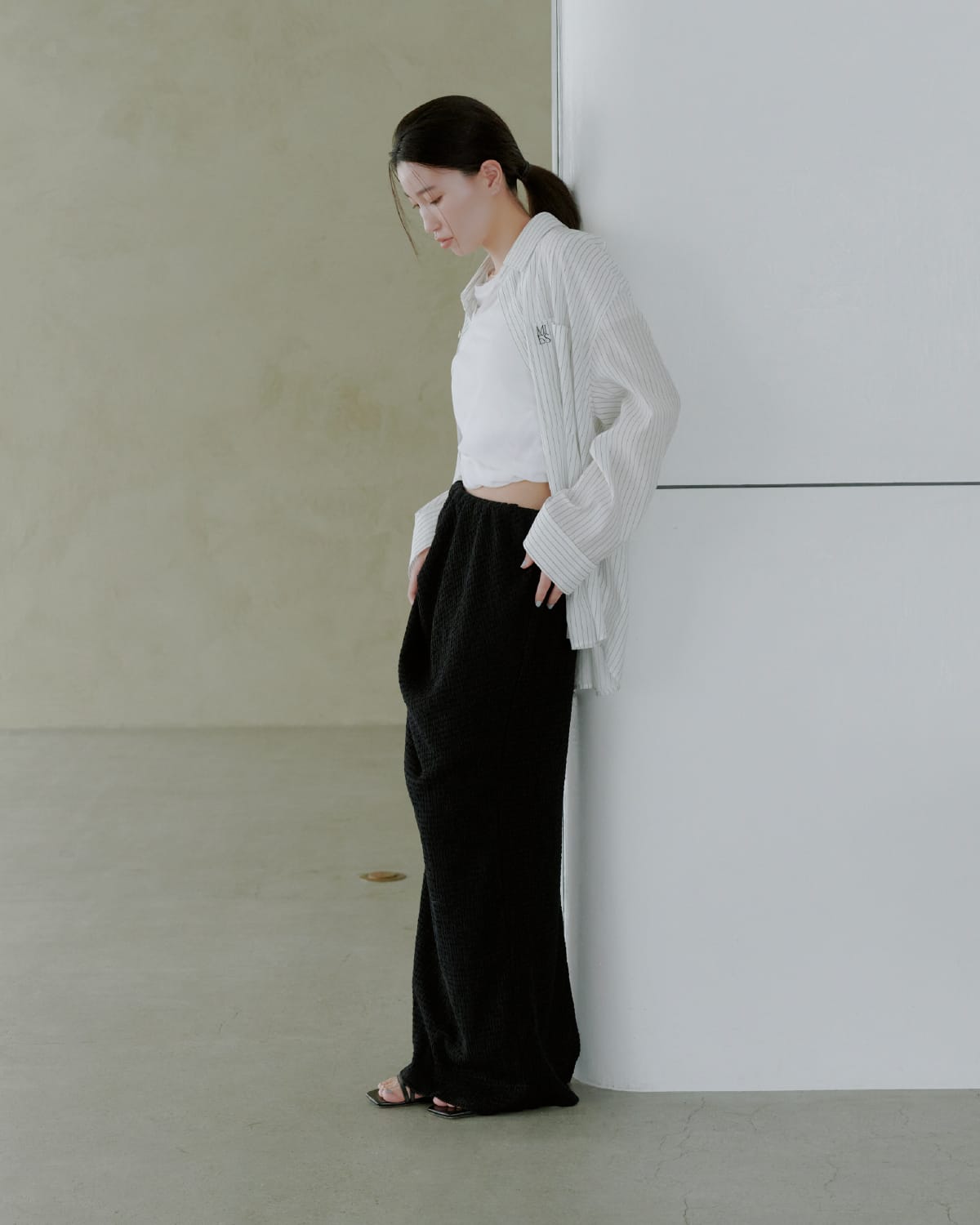 Tops Skirt Shoes Accessoryを着用したモデル