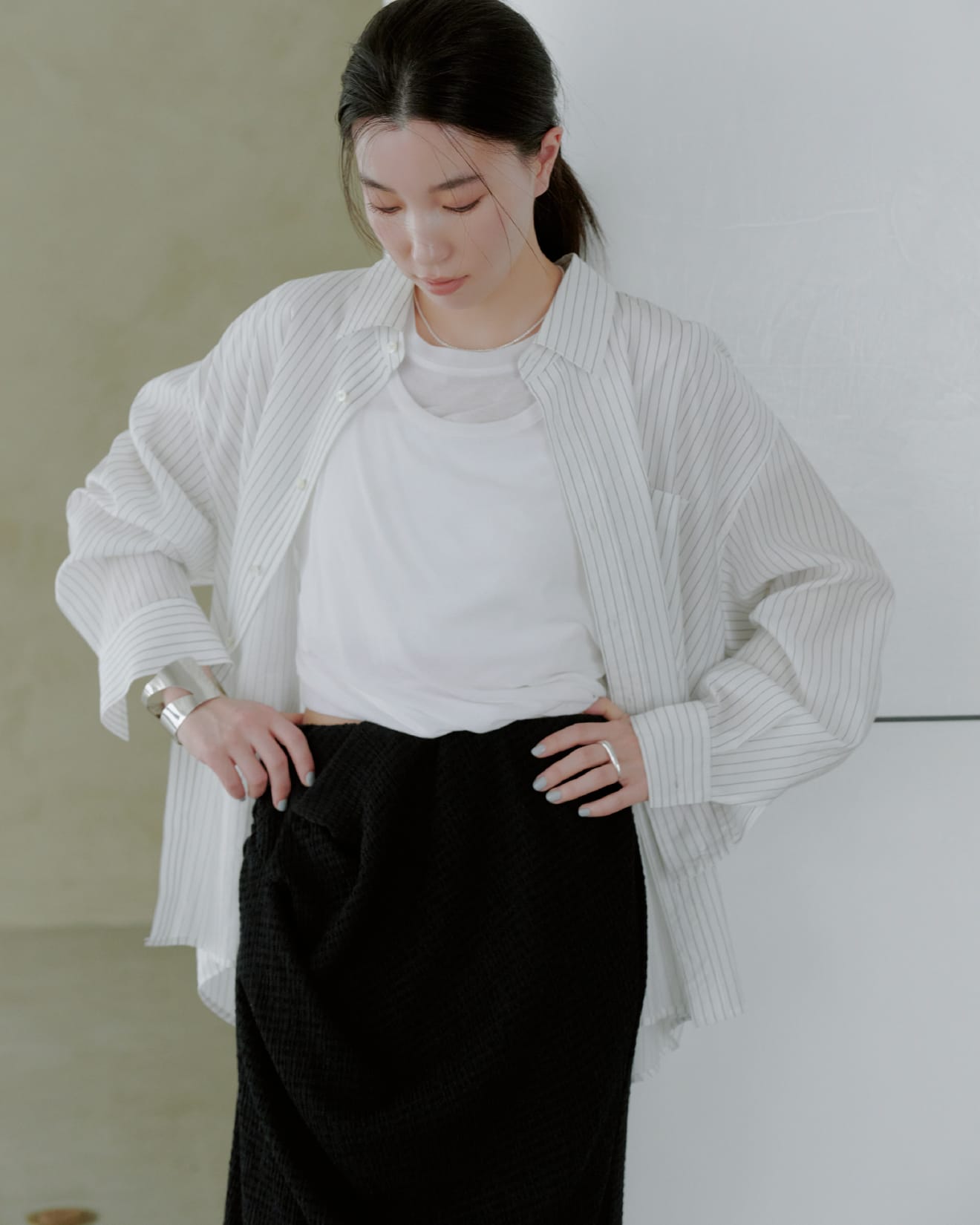 Tops Skirt Shoes Accessoryを着用したモデル